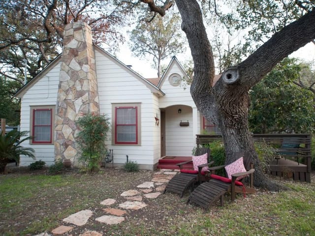 905 EBONY St