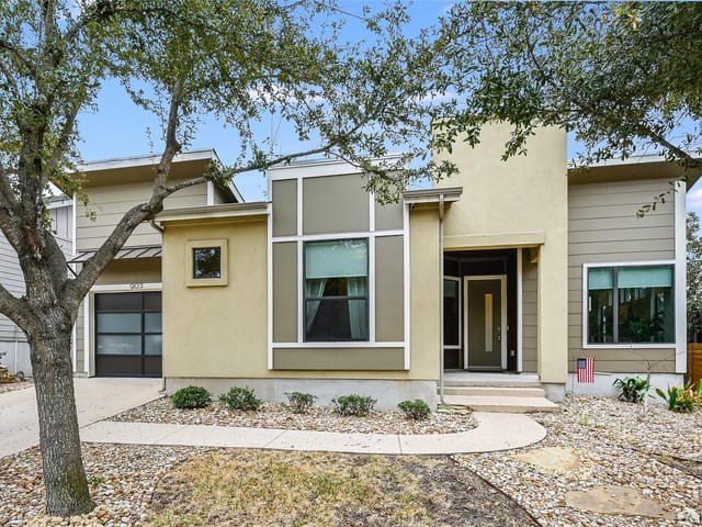 905 Freewater LN