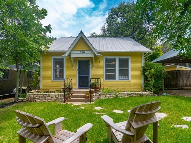 906 Christopher St