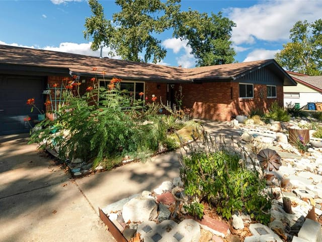 906 E Applegate Dr