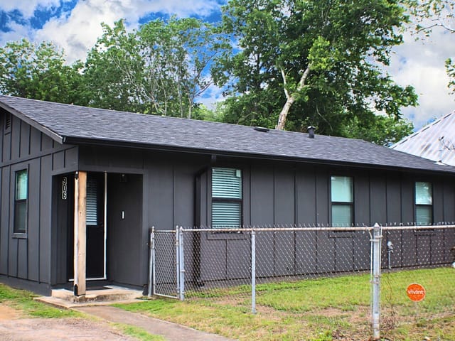 906 E Live Oak St