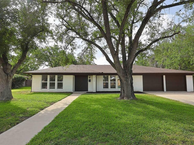 906 Merritt DR