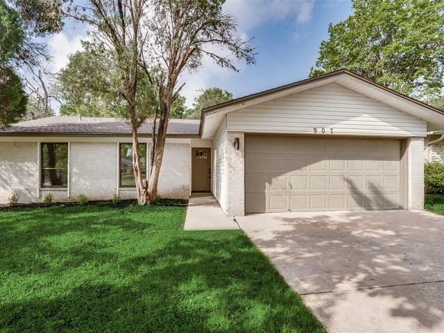907 Acorn Oaks Dr