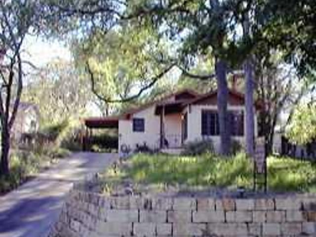907 DANIEL DR