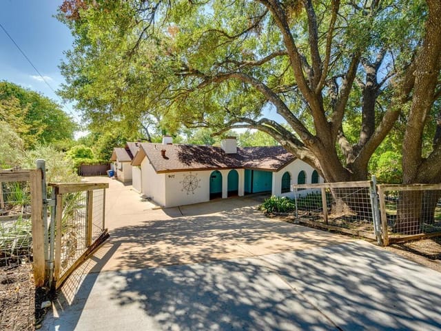 907 E Live Oak ST