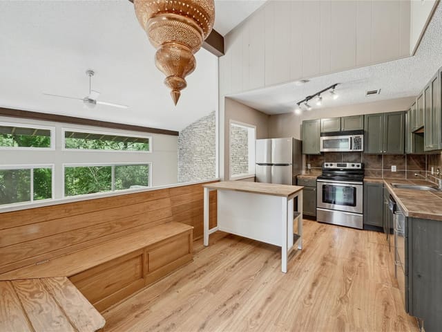 907 The High Rd
