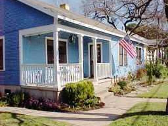 908 W MARY St