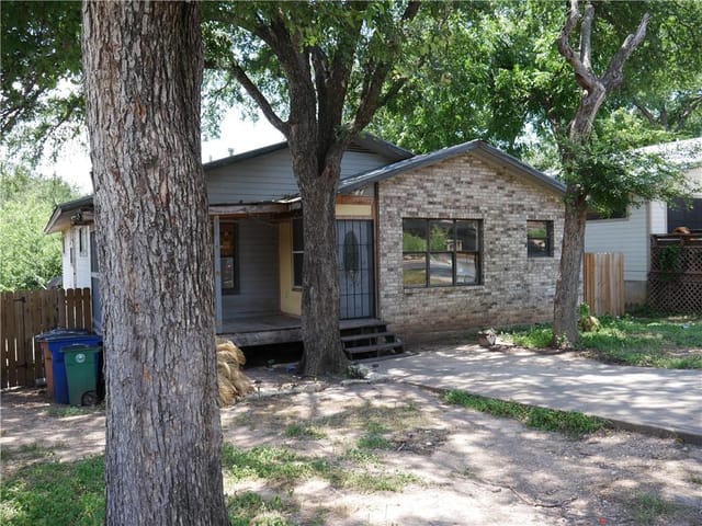 908 Walter St
