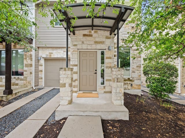 909 Mountaineer LN
