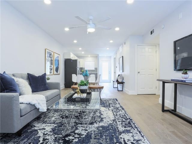 909 Reinli ST Unit #217