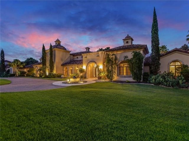 9101 Camelback DR
