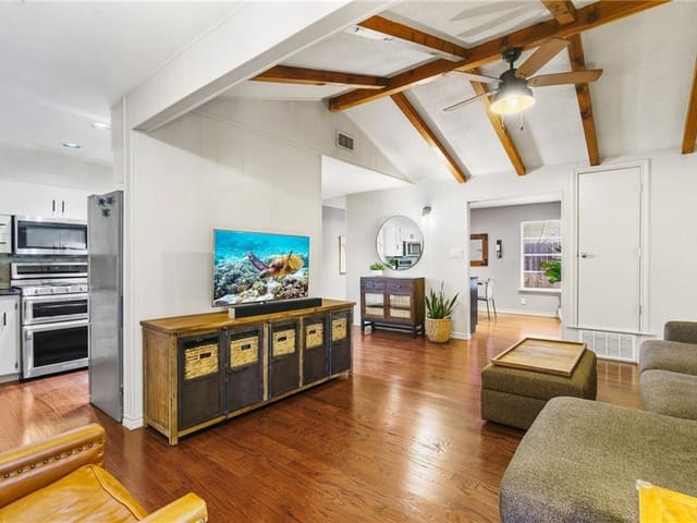 911 Aurora Cir