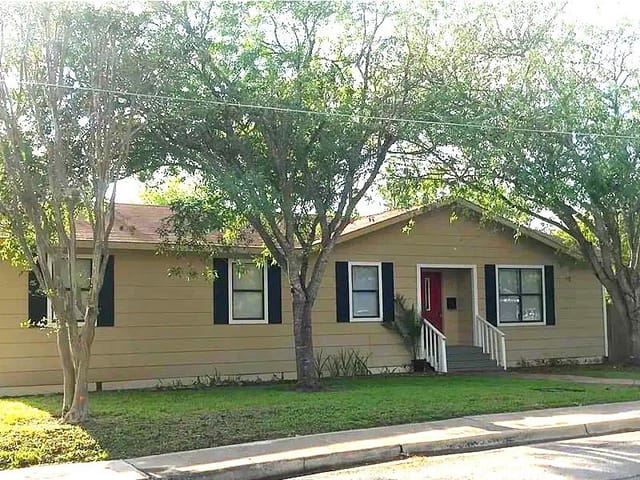 911 Brazos St