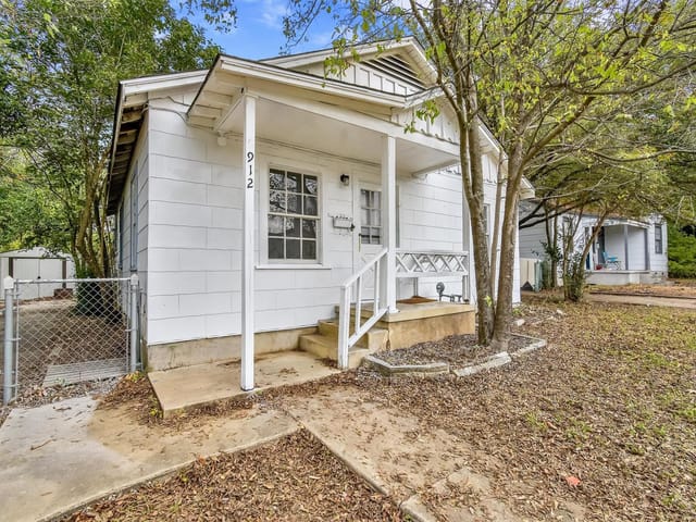912 Gene Johnson St