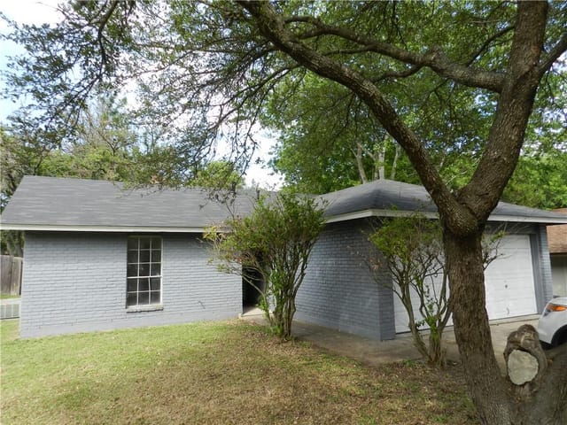 912 Hillside Oaks Dr