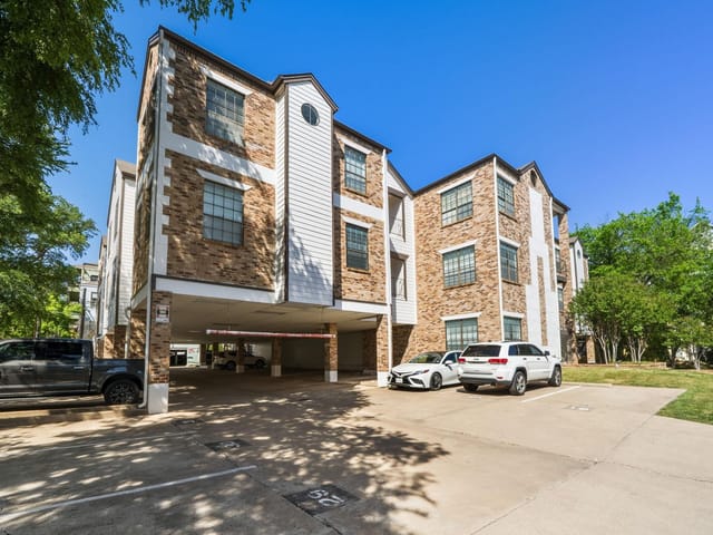 912 W 22nd ST Unit #208