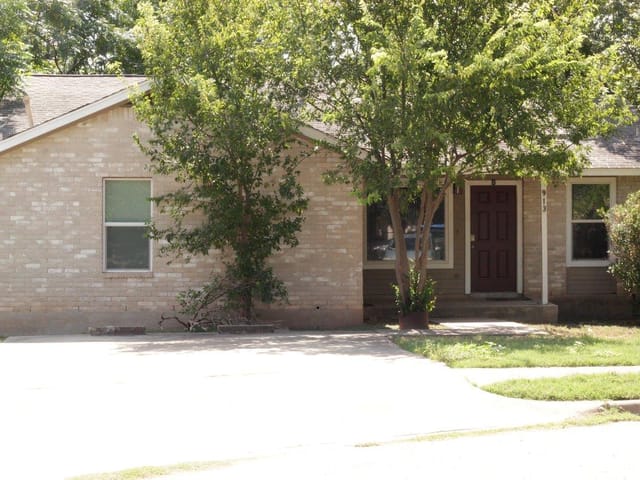 913 Bret Ln