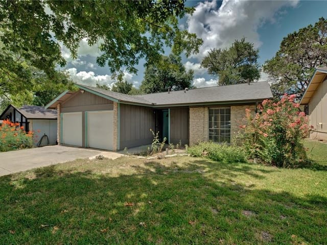 913 Hillside Oaks Dr