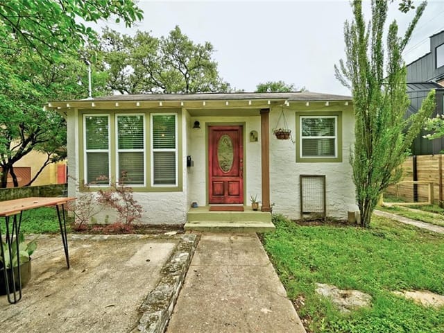 913 W James St