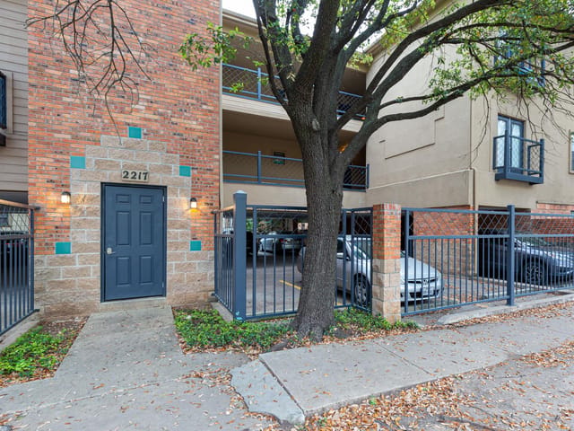 914 W 22nd 1/2 ST Unit #304
