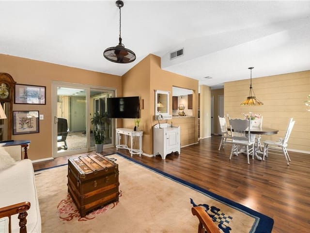 915 E Village Ln