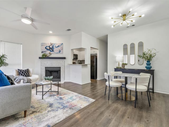 915 W 22 1/2 St Unit #101