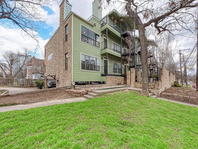 915 W 22 1/2 St Unit #201