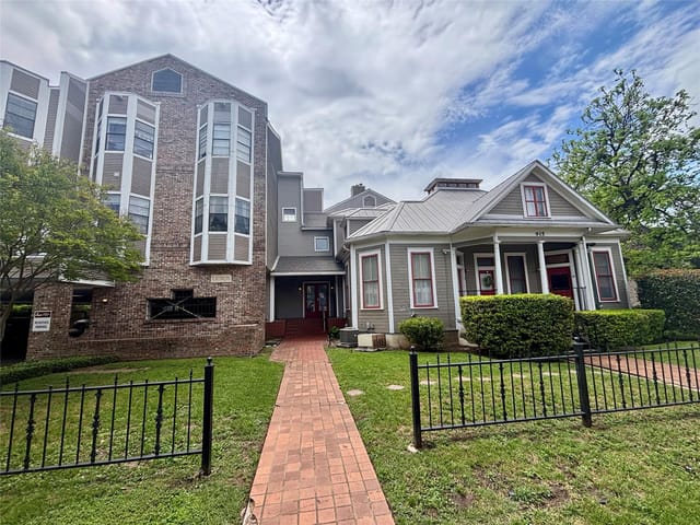 915 W 23rd ST Unit #206