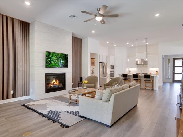 916 Pear Tree LN