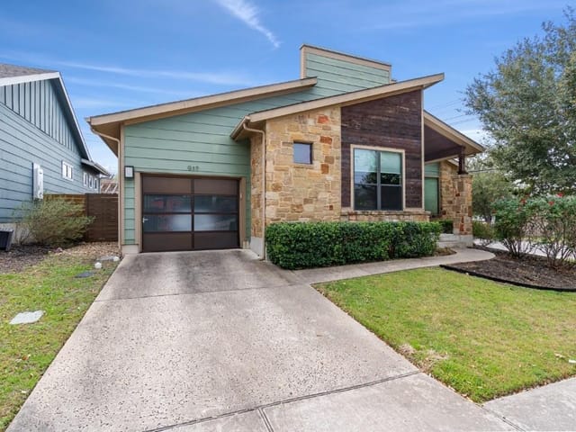917 Freewater LN