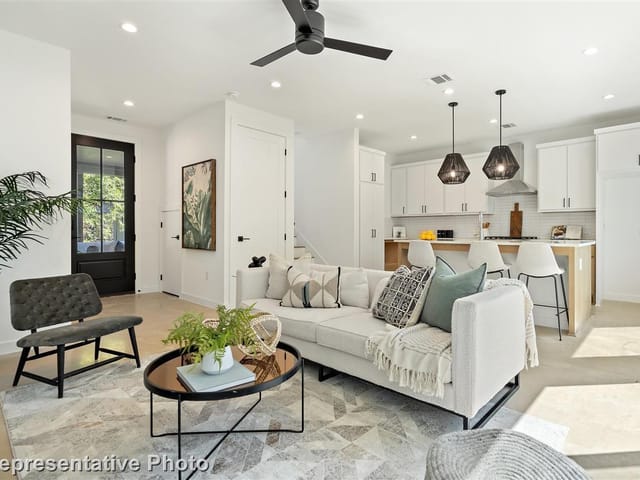918 E 52nd St Unit #2