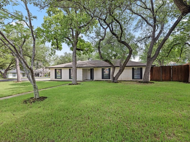 9201 Robins Nest LN