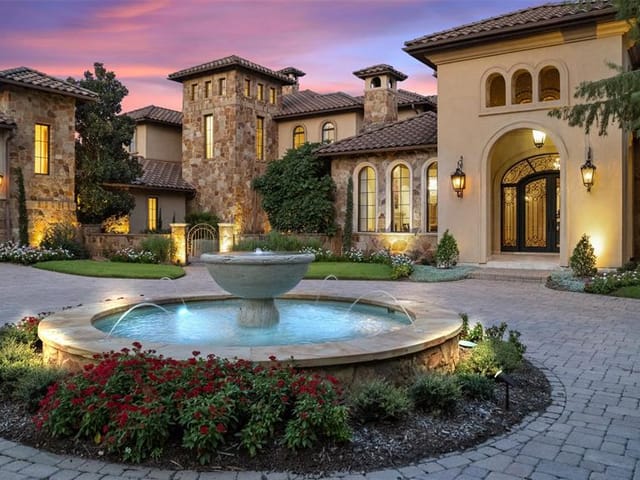 9209 Camelback Dr