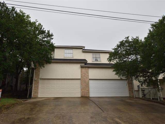 921-923 Sagewood Trl
