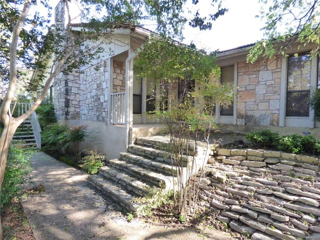 9215 KNOLL CREST Loop