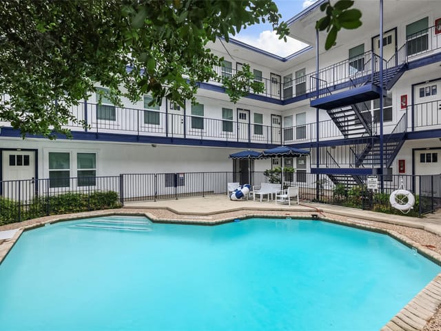 923 E 41st ST Unit #105