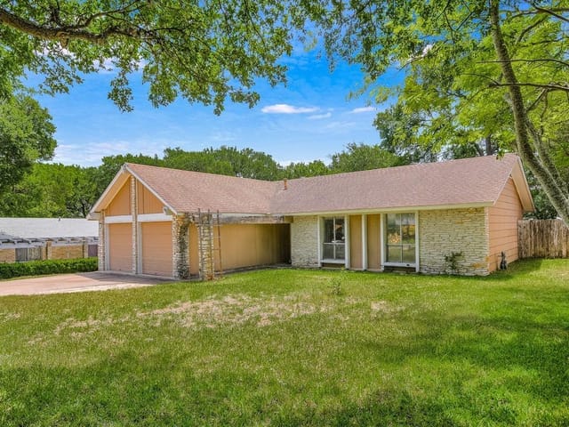 925 Echo Ln
