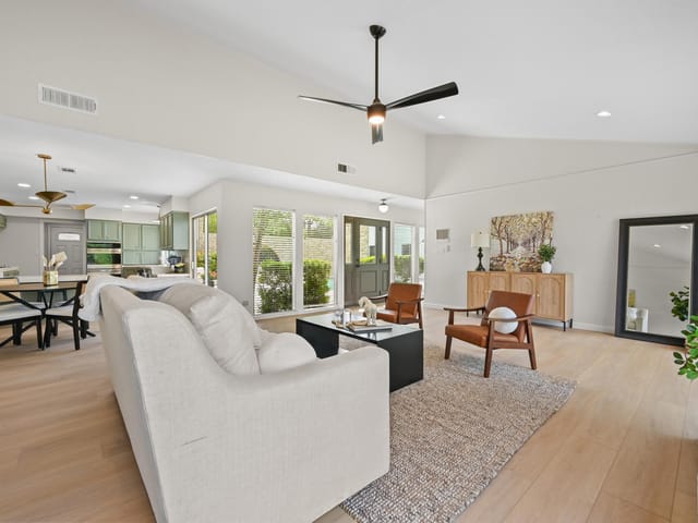 926 Lakeway Dr