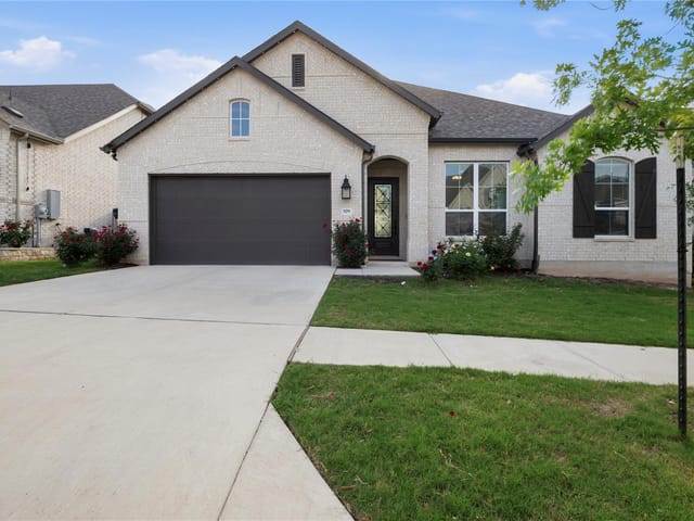 929 Mollie McBride LN