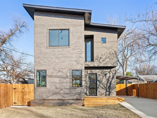 93 San Saba St