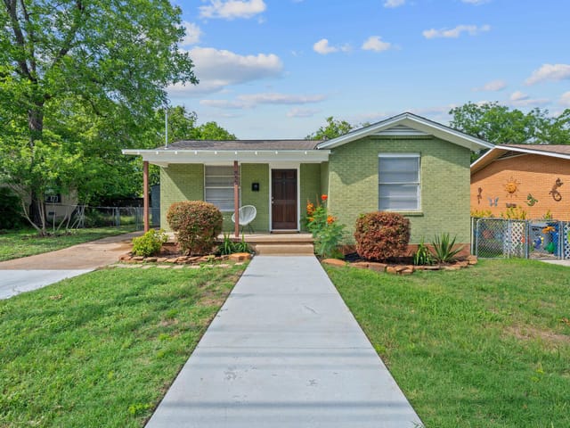 932 E 53 1/2 St
