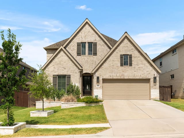 932 Mollie McBride LN