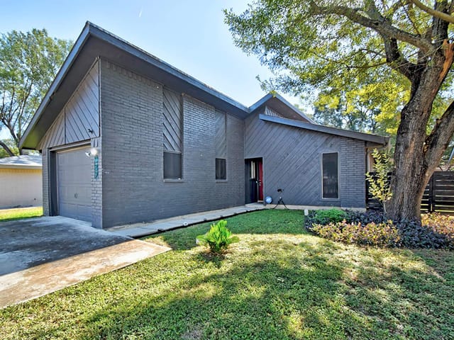937 Sundance St