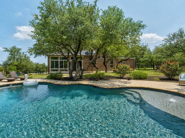 9400 STRATUS DR