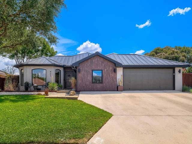 945 Queens DR