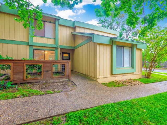 9526 Quail Village Ln