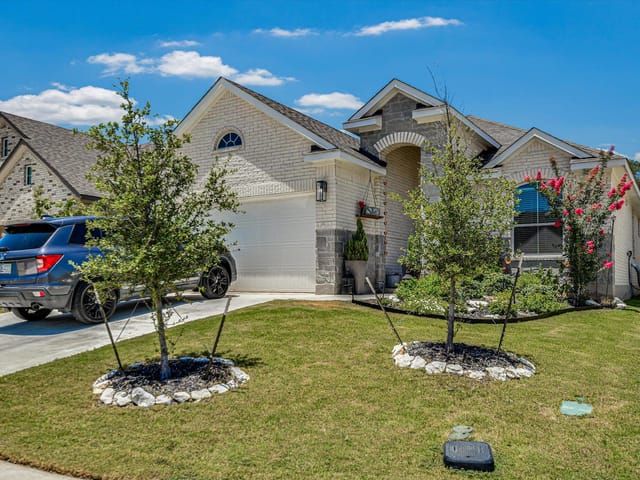 972 Leaning Oak LN