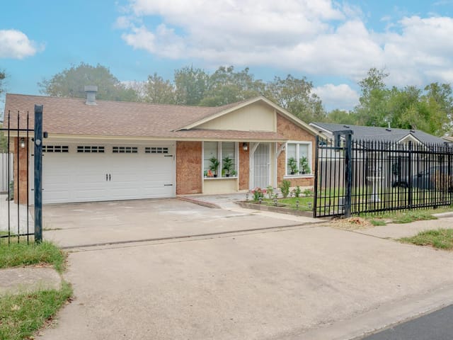 9801 Oriole Dr