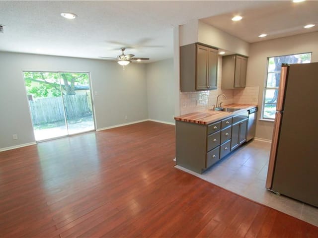 9805 Dallum Dr