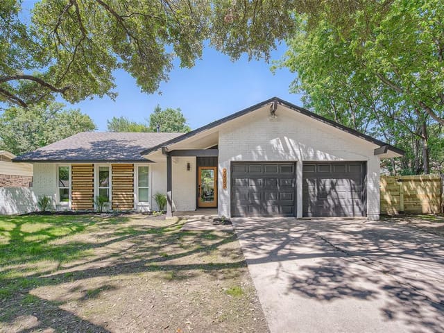 9900 Oak Hollow Dr